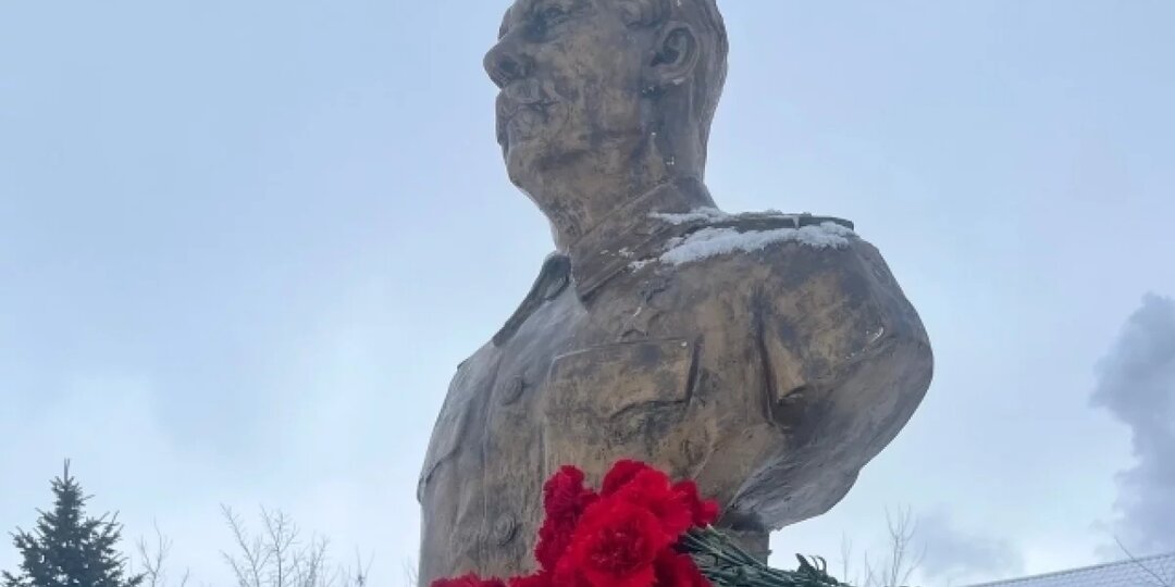 В Новомосковске почтили память Иосифа Сталина, возложив цветы к его бюсту