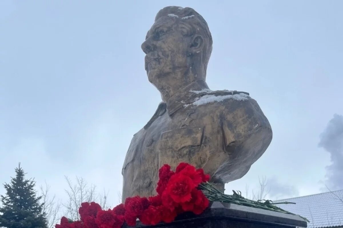    В Новомосковске почтили память Иосифа Сталина, возложив цветы к его бюсту