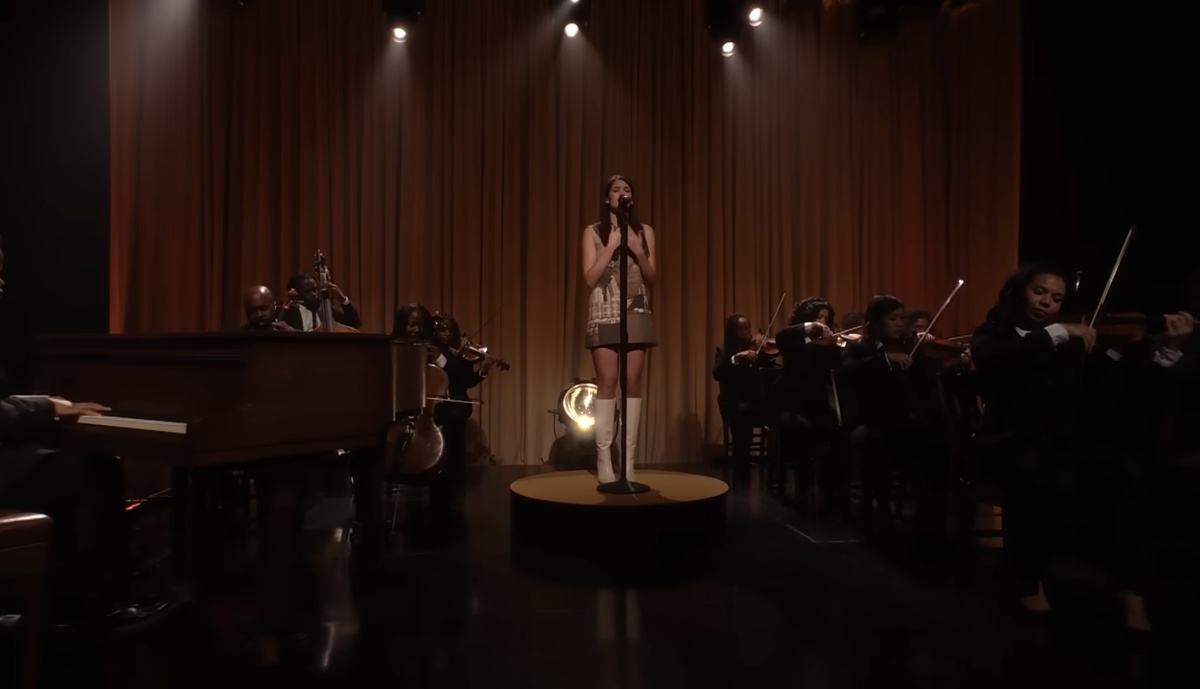 Сиенна Спиро выступает на вечернем шоу The Tonight Show Starring Jimmy Fallon