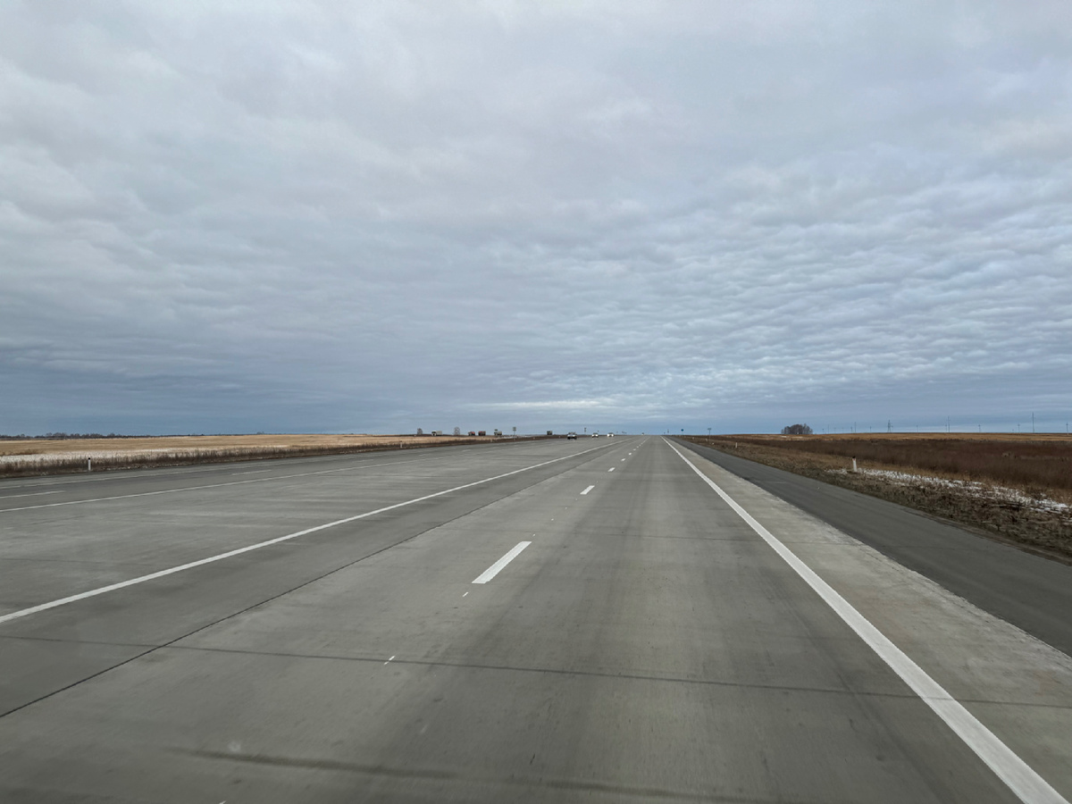 Взлетная полоса, по которой едут обычные машины