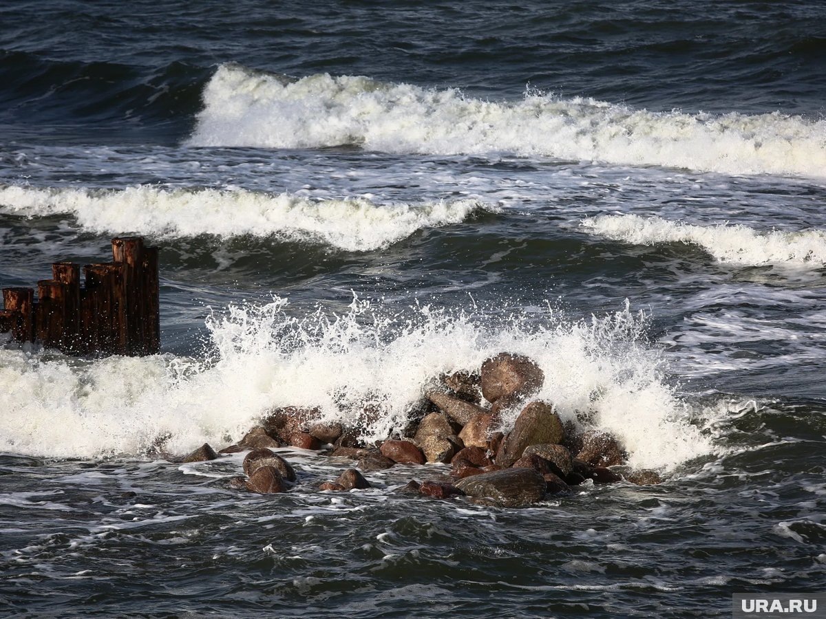     В некоторых разрушенных штормом помещениях жили люди