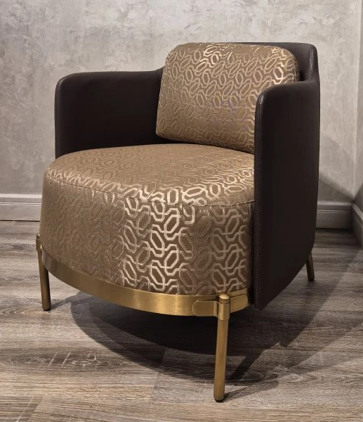 Дизайнерское кресло на ножках с золотыми элементами