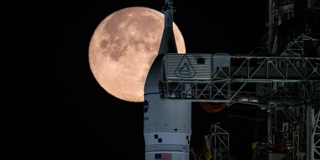 США пересмотрят лунную программу и продлят срок службы МКС