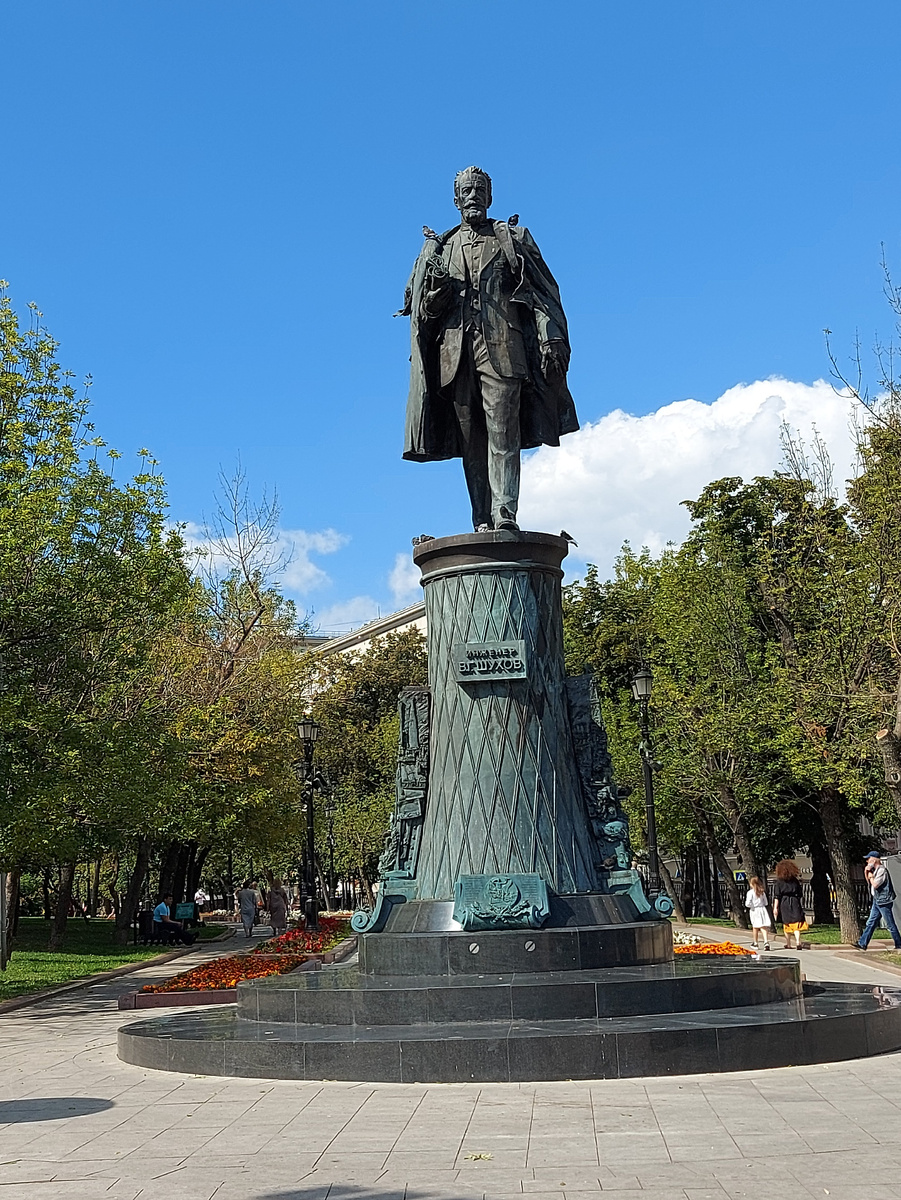 Памятник В.Г.Шухову