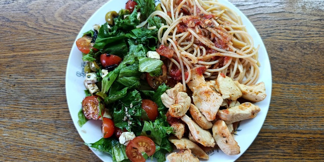 Забудьте о «сухой подошве»: 3 проверенных маринада для сочной и вкусной куриной грудки (даже на диете!)