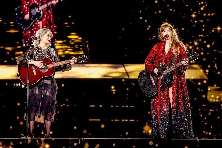 Тейлор Свифт и Фиби Бриджерс на концерте в рамках The Eras Tour