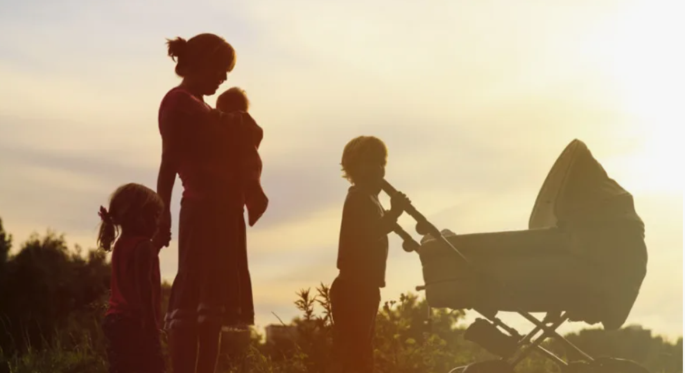 Почему москвичке с 3 детьми не дали единое пособие из-за вклада на 100 тыс.