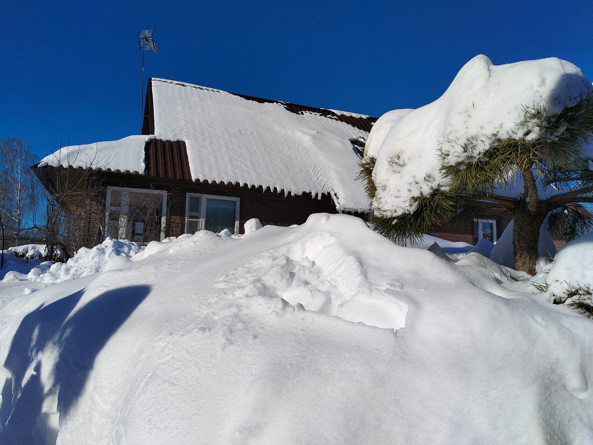 Наш дачный домик утопает в сугробах. Зима 2026. Фото автора @Маша Генералова