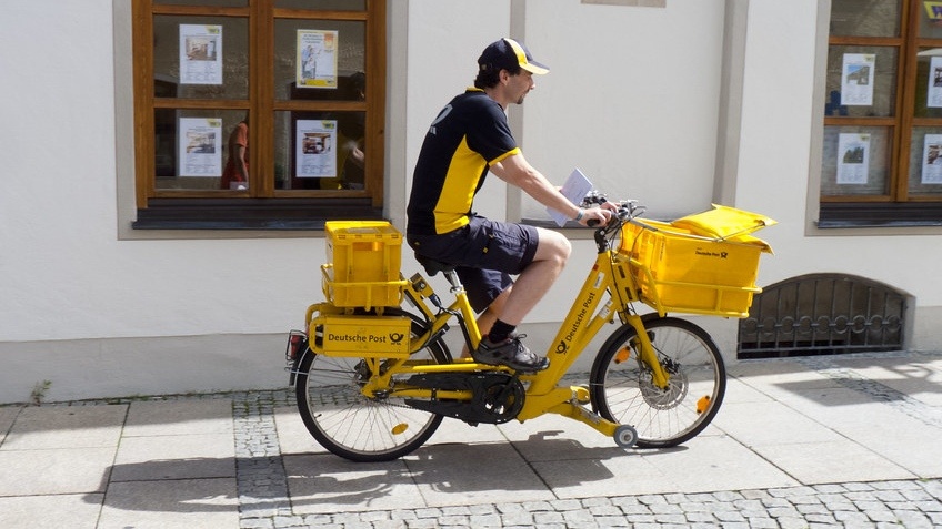     Почтальон на электровелосипеде   
(cc) Much Ramblings