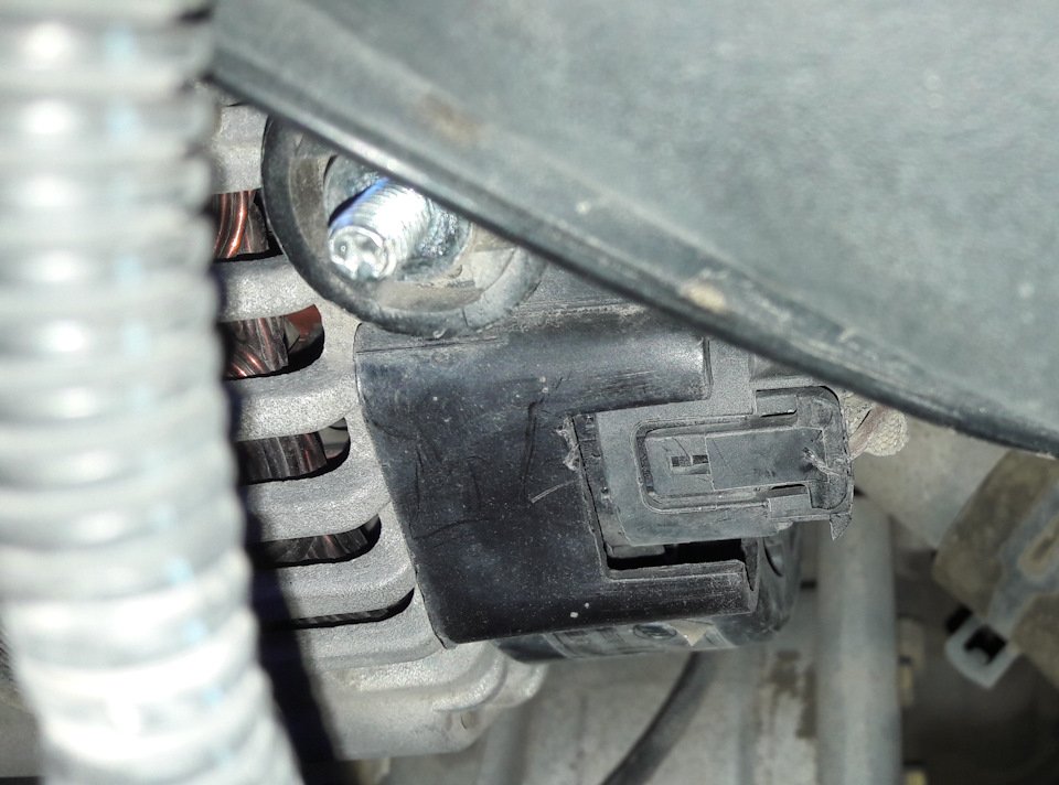 Разъём и силовой болт генератора