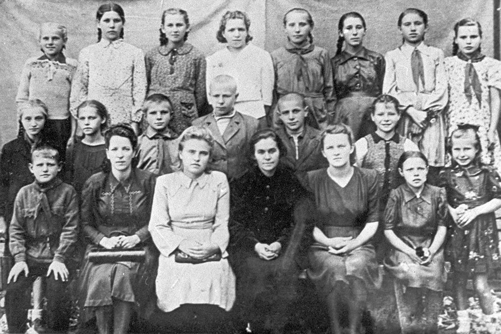    Ученики 4-го класса Гжатской базовой школы. Во 2-м ряду третий слева Юра Гагарин. 1944 год. Объединенный мемориальный музей Ю. А. Гагарина, Cмоленская область. / Фото: РИА Новости