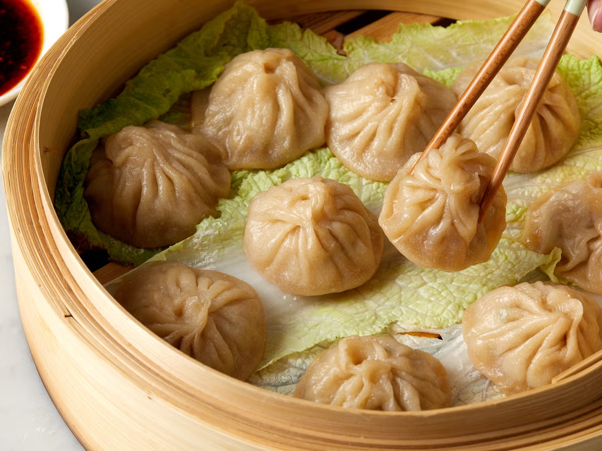 Наверное, в каждой культуре есть подобное блюдо из теста на пару с начинкой.