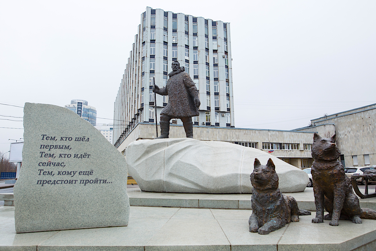 Памятник полярникам, расположенный перед зданием ААНИИ в Санкт-Петербурге. Фото: ААНИИ. Источник: aari.ru