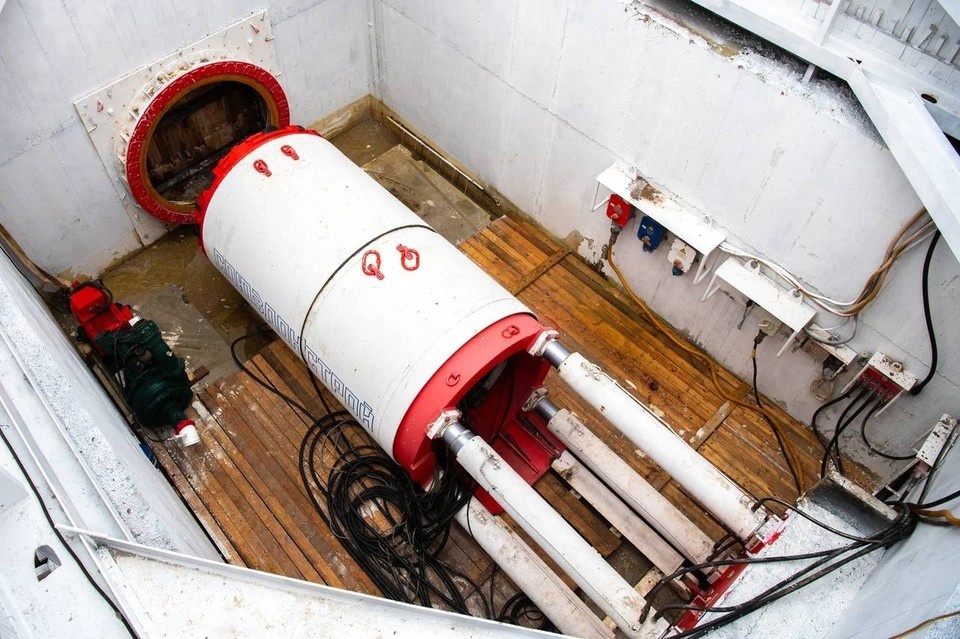    Тоннелепроходческий щит должен пройти под землей около километра. Фото: канал в МАХ Михаила Развожаева