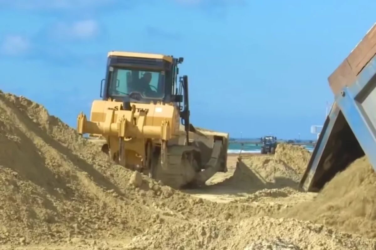    20 тысяч кубометров песка отсыпали на пляже в Витязево