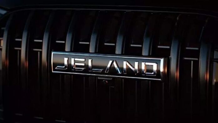    Логотип Jeland на фоне завода: история трансформации иностранных активов в основу нового российского автопроизводства.