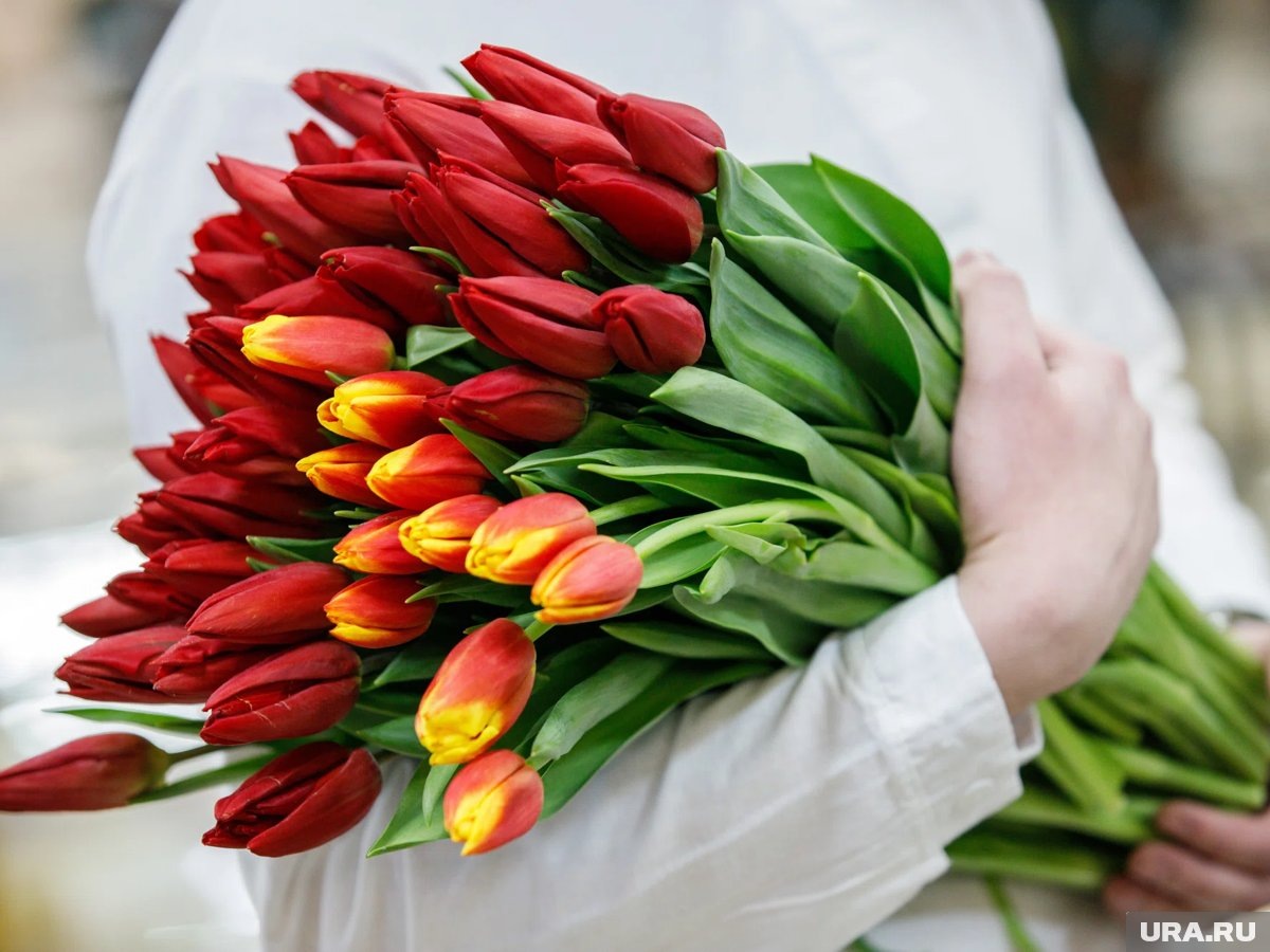     Компания «Сима-ленд» передала цветочные букеты примерно 400 сотрудницам госпиталя