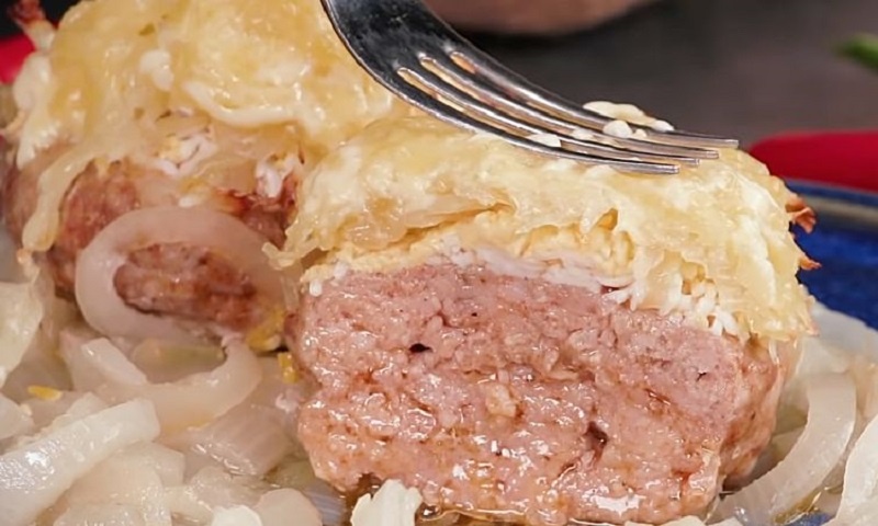 Запечённые котлеты с луком в новом формате: как добавить сочности без лишнего вкуса и сделать блюдо интереснее