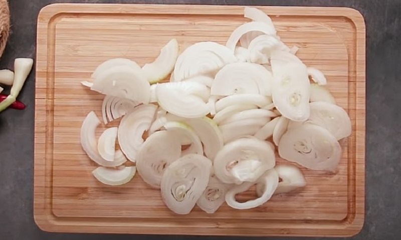 Запечённые котлеты с луком в новом формате: как добавить сочности без лишнего вкуса и сделать блюдо интереснее