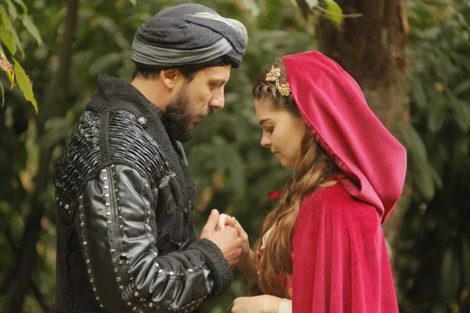 Михримах, очарованная его талантом и харизмой, влюбилась в него по уши...