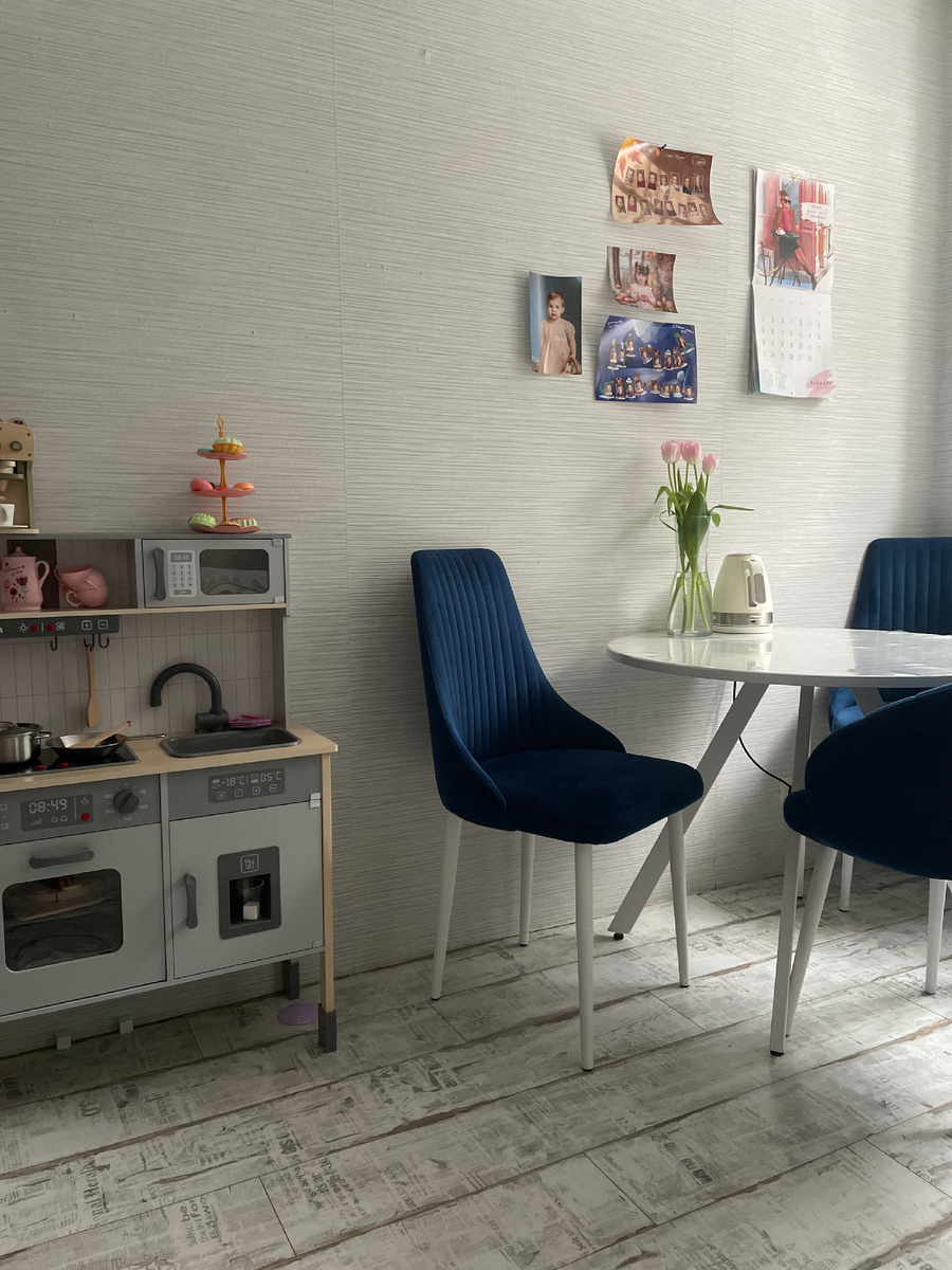 Фото кухни автора канала 🩶💙 Приучаю Машу к порядку в ее «рабочей зоне», поэтому у меня появилась еще одна «кухня» где я стараюсь расставить все на свои места вместе с дочкой. Неделю все было отлично, сейчас бардак. Но перед сном мы вместе (я, Маше пофиг) наводим порядок. 