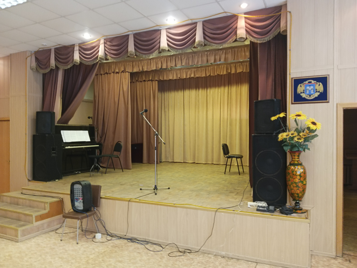 Клуб завода. Фото: канал Сергей Насекайло. Заметки инвалида по зрению. 