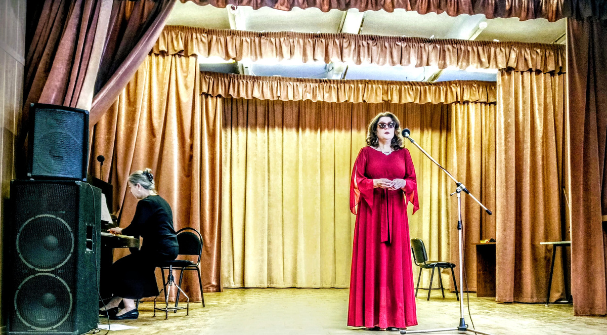 Певица Мария Чернявская. Сопровождающая играет на рояле. 