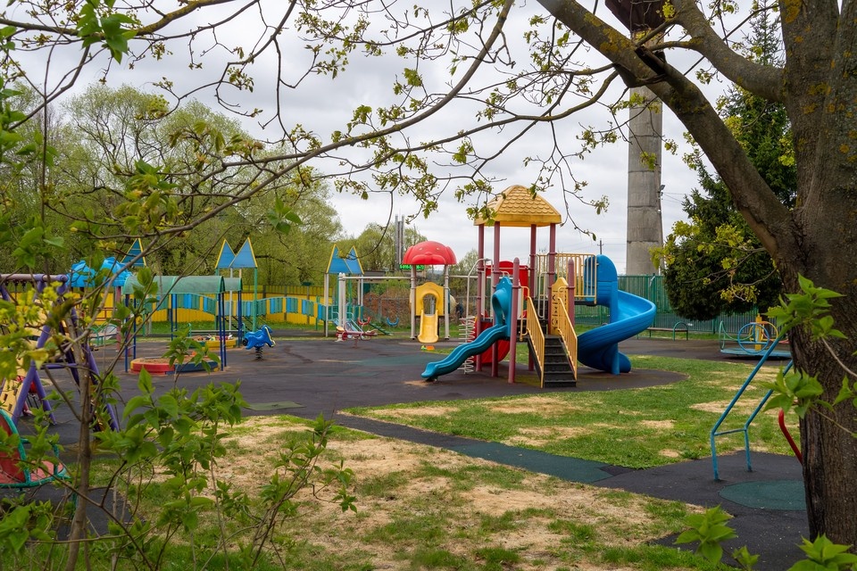    К работе по обновлению детских площадок присоединятся депутаты. Михаил ФРОЛОВ