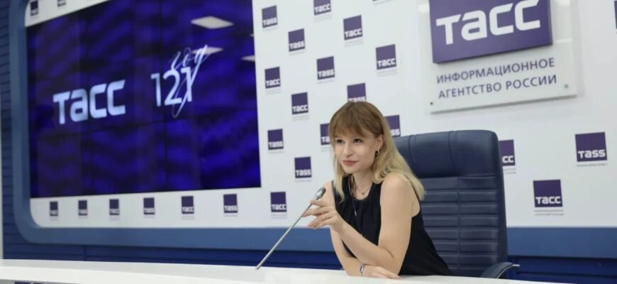    Элина Шторц корреспондент ТАСС и студентка журфака МГУ Елизавета Харламова