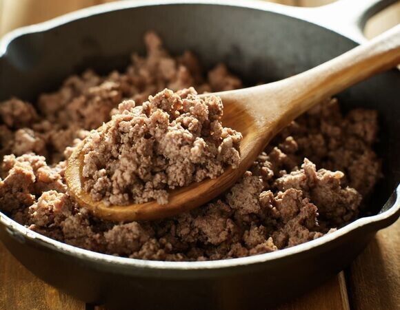 Беру обычную бумажную салфетку и за секунду убираю лишний жир со сковороды с фаршем: трюк, который бережет время и порядок на кухне