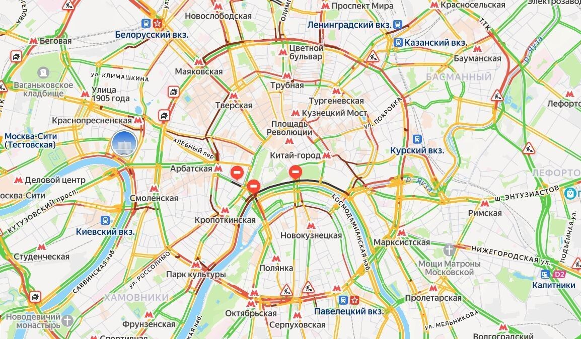 В центре Москвы из-за перекрытия движения образовались пробки. Источник: maps.yandex.ru📷
