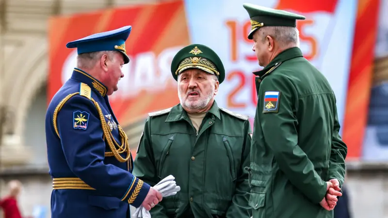 Цаликов (в центре) проработал с Шойгу 30 лет