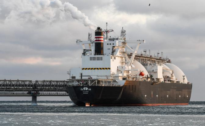 "Сколько можно кормить врагов?": Путин задумался о развороте русских газовозов в Атлантике, но быстро это не делается