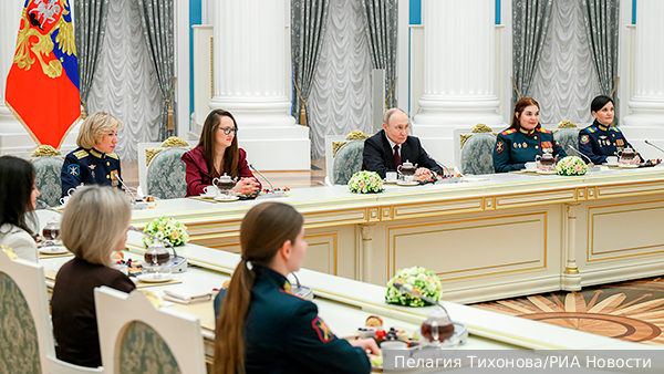 Путин провел встречу с женщинами разных профессий перед 8 Марта