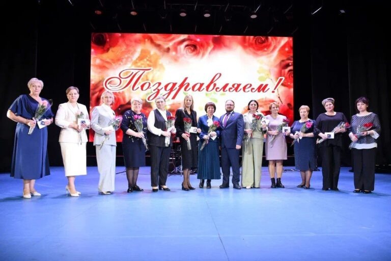    В преддверии 8 Марта в Оренбурге наградили педагогов Оренбуржье