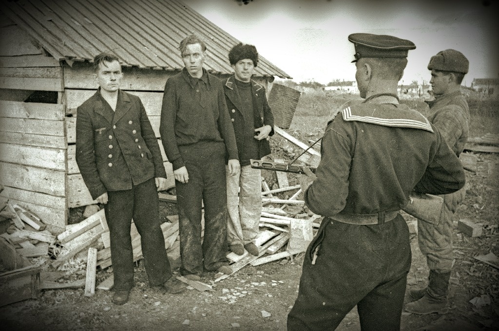 Советские моряки и пленные