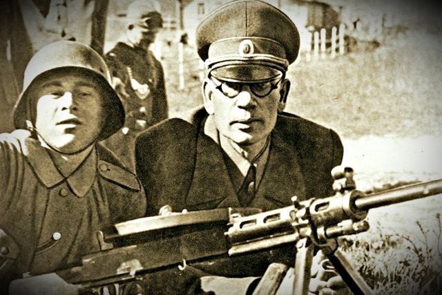 Генерал Власов и солдат РОА у пулемета ДП