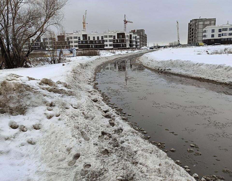    «Ни пройти, ни проехать»: В Оренбурге из‑за таяния снега тротуар превратился в озеро