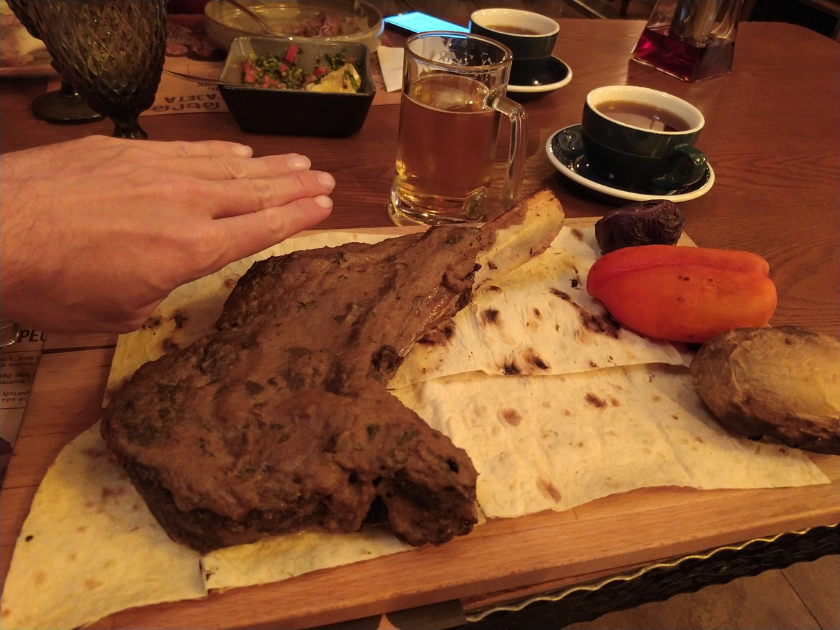 Армянский томагавк в ресторане Еревана "КАвказская пленница"