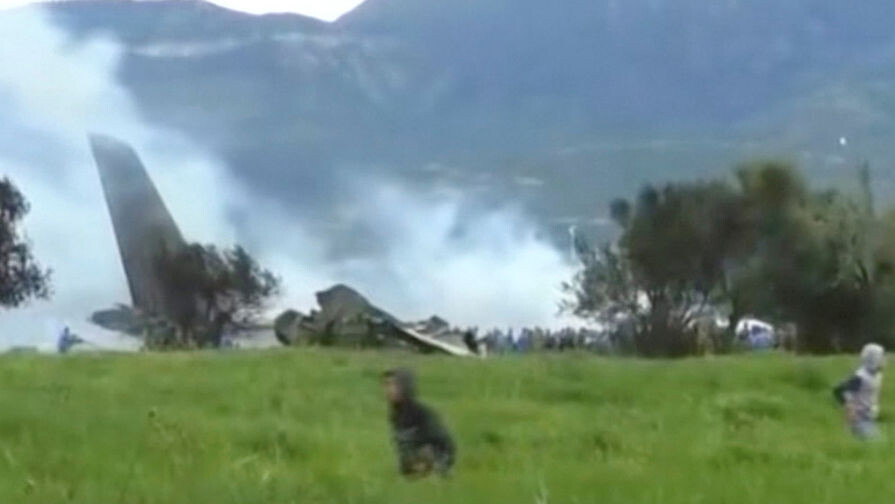 Последствия крушения военно-транспортного самолета Ил-76 Минобороны Алжира, 11 апреля 2018 года / ENNAHAR TV/Reuters   📷