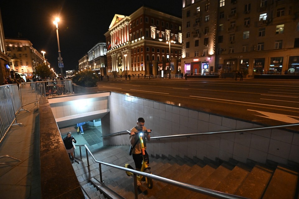    В администрации опровергли связь обрушения мозаики с ремонтом перехода на Кировском. Иван МАКЕЕВ