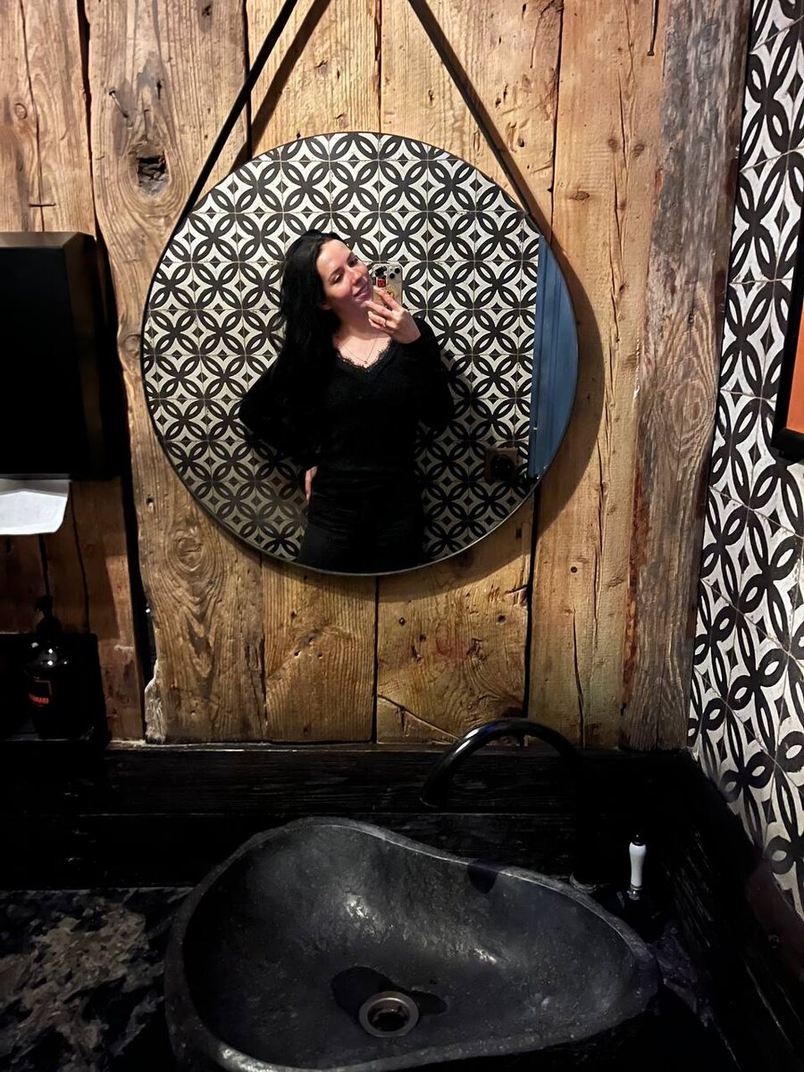 обязательное селфи в туалете