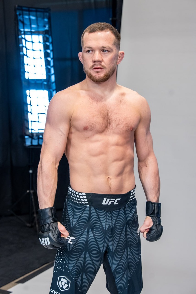 Пётр Ян перед официальным взвешиванием.