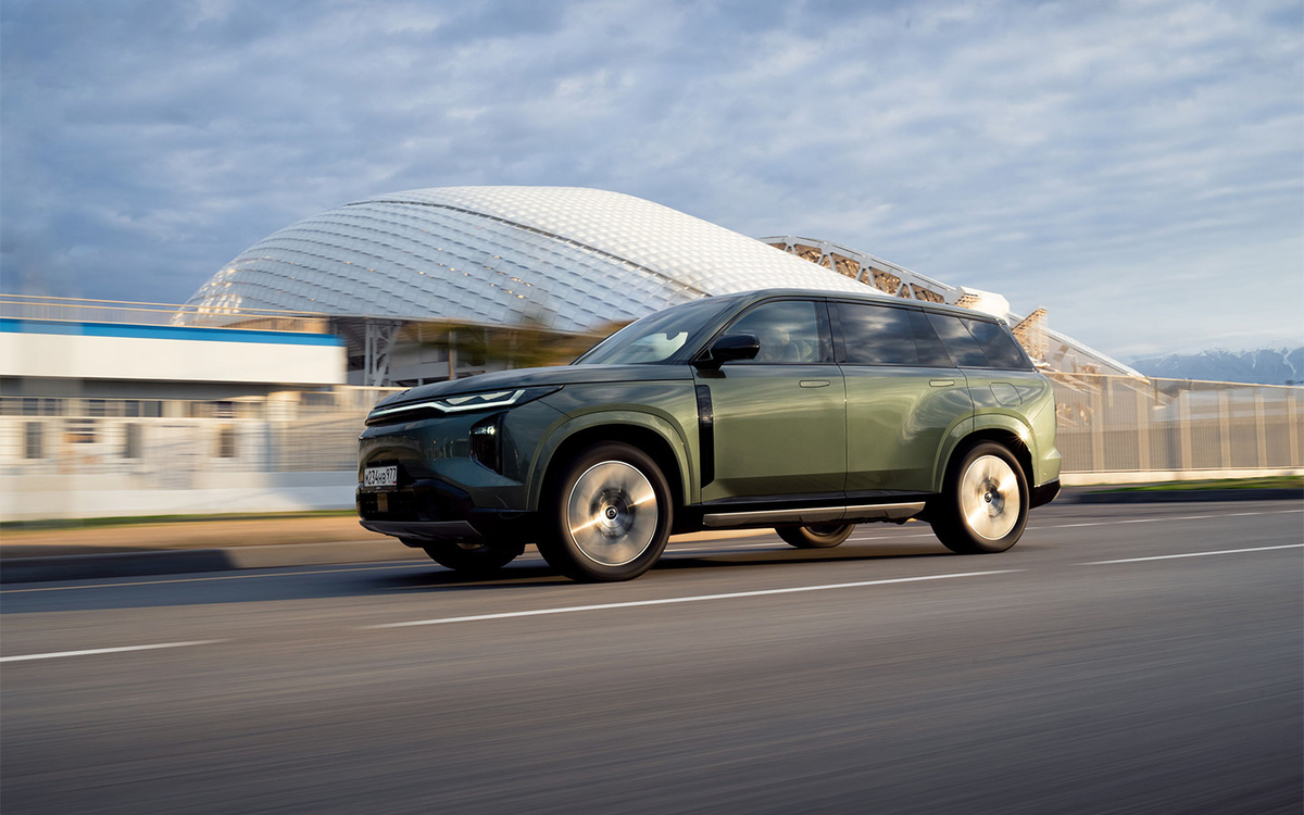 GAC📷В профиль GAC S7 мимикрирует под Land Rover, и это сложно не заметить