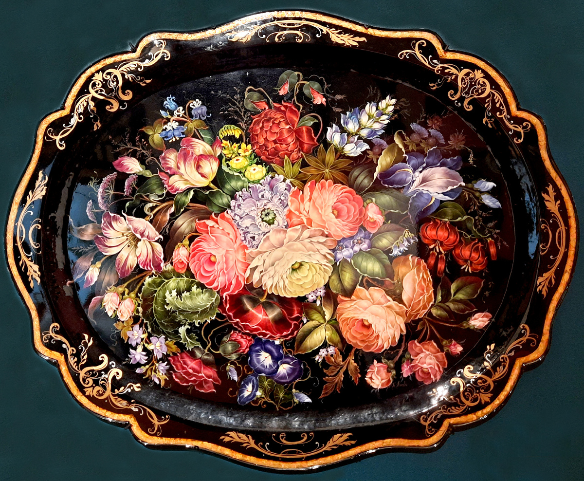 Татьяна Викторовна Агеева, "Цветы", 2018. Металл, масло, поталь, лак, ковка, роспись. Собрание Жостовской фабрики декоративной росписи. Все фотографии в статье мои