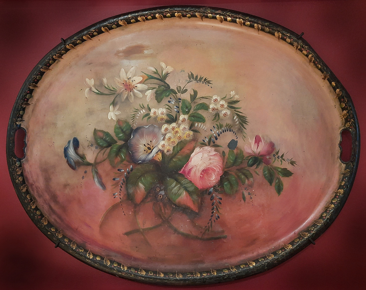 Поднос. Московская губерния, Троицкая волость, XIX век. Металл, масло, лак, ковка, роспись. Мытищинский историко-художественный музей