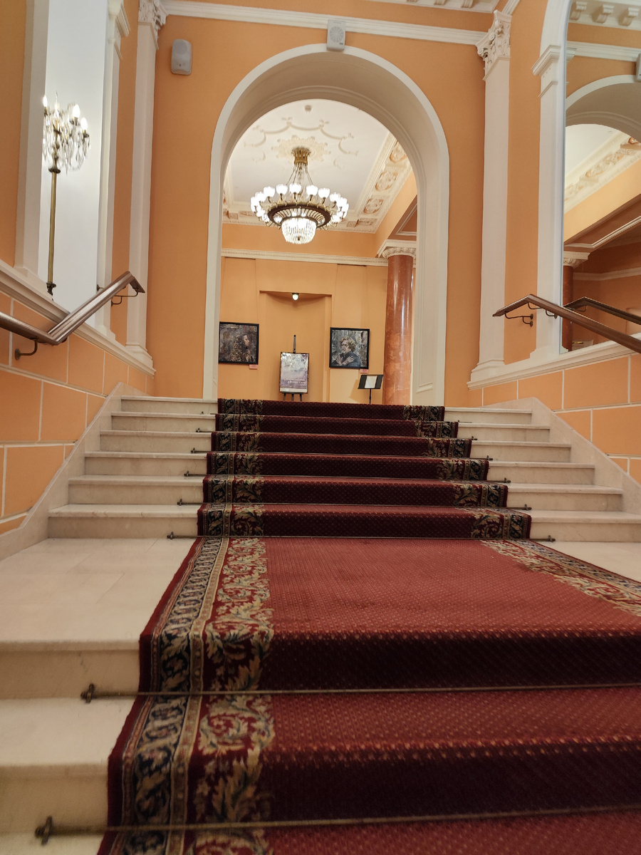 Парадная лестница выходит в Большое фойе 