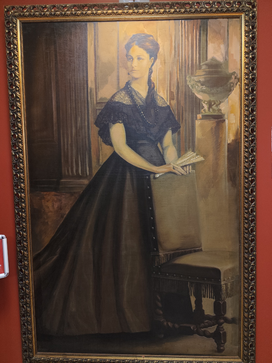 При входе зрителей встречает портрет, который всегда считался портретом княгини Шаховской. Он был написан с фотографии, найденной в альбоме княгини рядом с портретом ее мужа. Поэтому было решено, что это она и есть. Но последние исследования говорят об обратном. Были найдены другие её изображения, и они не совпадают. В советское время дворянские архивы находились в весьма плачевном состоянии, особенно во времена войн и эвакуаций. 