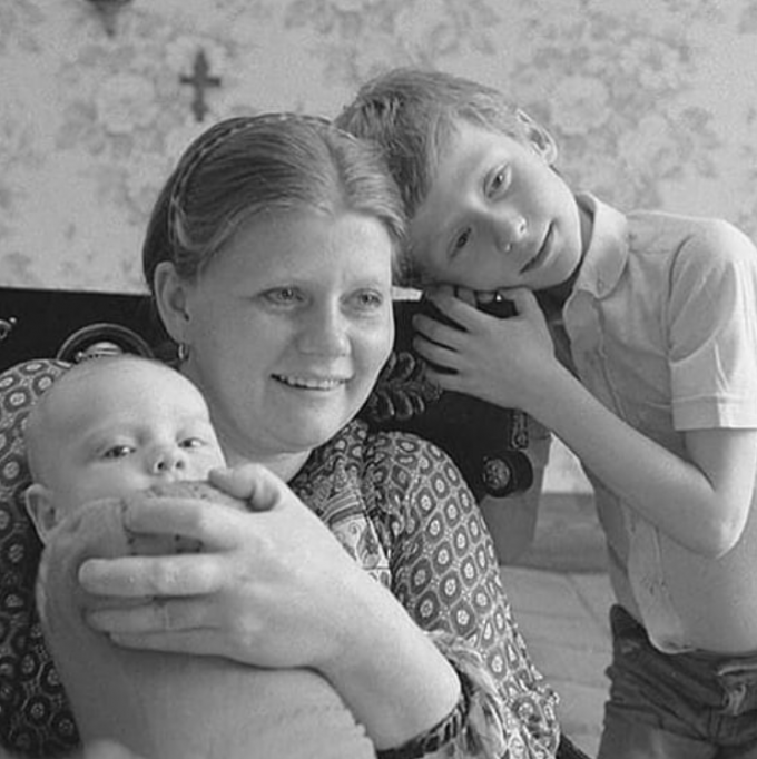    Ирина Муравьева в окружении своих сыновей.