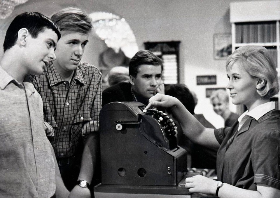 Роль Кольки в фильме «Я шагаю по Москве» принесла юному Никите Михалкову (слева) всесоюзную славу.